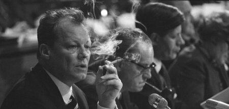 Rauchvorhang: Willy Brandt, Herbert Wehner und Helmut Schmidt be...