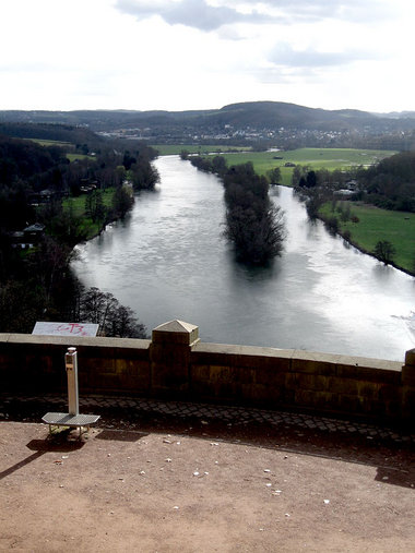 Ohne Trompeter: Hohenstein, Blick vom Berger-Denkmal ins Ruhrtal