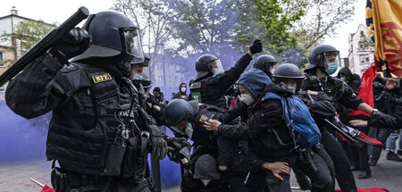 Prügelei am »Tag der Arbeit«: Polizisten in Montur (Frankfurt am...