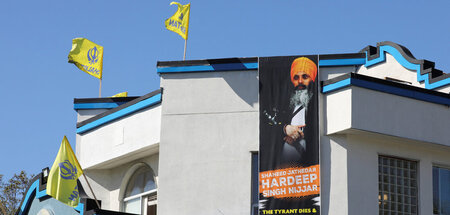 Banner des getöteten Hardeep Singh Nijjar vor Tempel in British ...