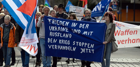 Auf der Straße gegen Krieg: Teilnehmer am Ostermarsch Rhein/Ruhr... Auf der Straße gegen Krieg: Teilnehmer am Ostermarsch Rhein/Ruhr...