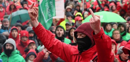 Mittelfinger für die Delhaize-Manager: Proteste der Beschäftigte... Mittelfinger für die Delhaize-Manager: Proteste der Beschäftigte...