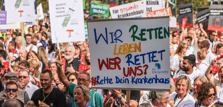 In Düsseldorf kamen am Mittwoch rund 10.000 Krankenhausbeschäfti...