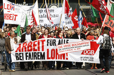 Maikundgebung in Bremen: DGB-Chef Sommer tritt für mehr
soziale... Maikundgebung in Bremen: DGB-Chef Sommer tritt für mehr
soziale...