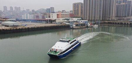 Ablegen Richtung Taiwan: Fähre in der Stadt Quanzhou auf dem chi... Ablegen Richtung Taiwan: Fähre in der Stadt Quanzhou auf dem chi...