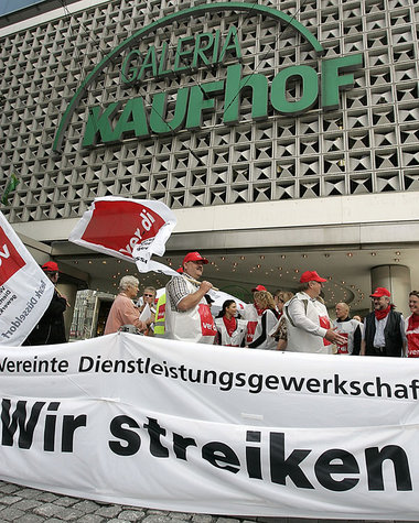 Die Tarifrunde 2007 zog sich wegen der harten Haltung der
Unter... Die Tarifrunde 2007 zog sich wegen der harten Haltung der
Unter...