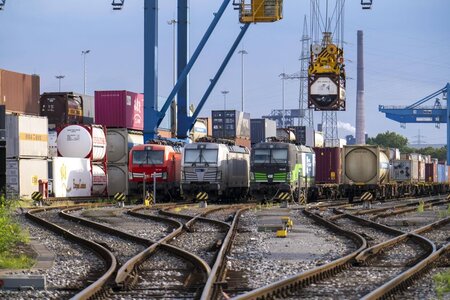 Teil der neuen Seidenstraße: Beladung von Containerzügen im Hafe...