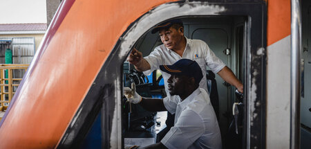 Chinesischer Ausbilder trainiert einen Zugfahrer in Nairobi, Ken...