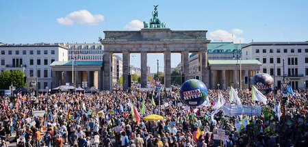 Lieber bunt als rot? Die Veranstalter konnten Tausende Menschen ... Lieber bunt als rot? Die Veranstalter konnten Tausende Menschen ...
