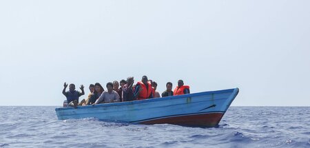 Geflüchtete in einem überfüllten Holzboot vor Lampedusa (2.9.201... Geflüchtete in einem überfüllten Holzboot vor Lampedusa (2.9.201...