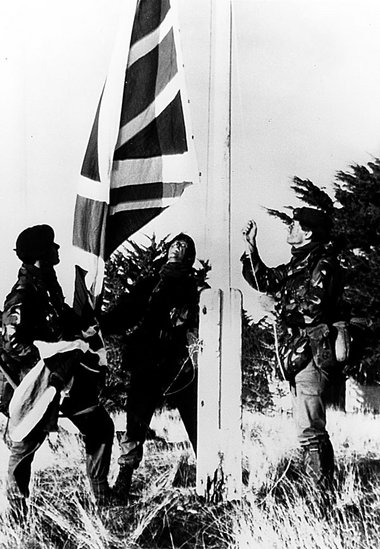 Zeichen des Triumphs: Mit dem Sieg über Argentinien setzt
sich ... Zeichen des Triumphs: Mit dem Sieg über Argentinien setzt
sich ...