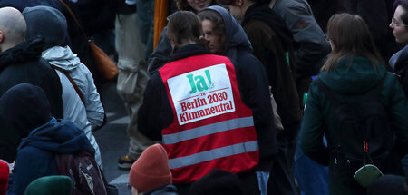 Fordern Klimaneutralität bis 2030: Umweltschützer demonstrieren ...