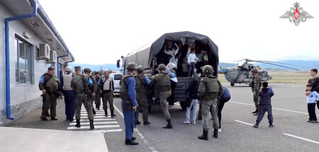 Evakuierung von Zivilisten durch russische Friedenstruppen in Be...