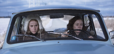 Im Trabi: Johanna (Mareike Beykirch) und Mutter Helga (Lina Wend...