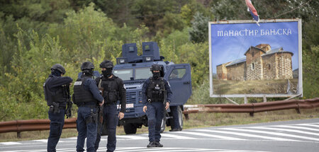 Kurzzeitig belagert: Kosovarische Polizeieinheiten am Montag vor...