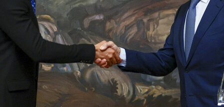 Hand drauf: Sergej Lawrow (r.), Außenminister von Russland und P...