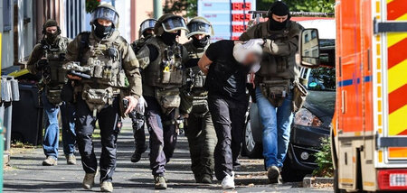 Ein SEK-Kommando führte den Tatcerdächtigen am Mittwoch in Iserl