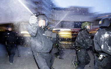 Zum Kotzen: Berlins Polizei setzte am 1. Mai auf Pfefferspray
u... Zum Kotzen: Berlins Polizei setzte am 1. Mai auf Pfefferspray
u...