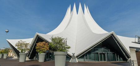 Das Tempodrom im Berliner Stadtteil Kreuzberg wird Veranstaltung...