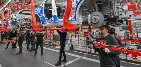 Hier wird Arbeitsschutz klein geschrieben: Tesla-Fabrik in Grünh...