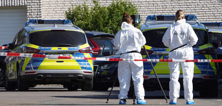 Ermitteln gegen Kollegen: Beamte der Spurensicherung am Tatort (...