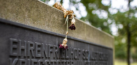 Zukunft ungewiss: Gedenktafel für von den Nazis getötete sowjeti...