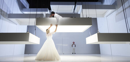 Amneris (Elīna Garanča) versucht in großer Form den herabhängend...