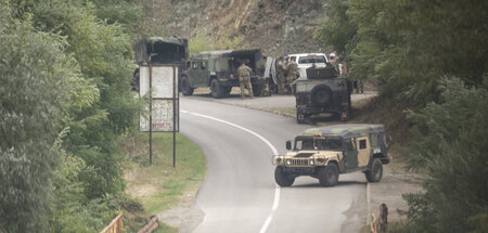 Eher Besatzungs- als Schutzmacht: Kfor-Truppen riegeln Straße zu...