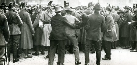 Machtfrage gestellt: Auseinandersetzung zwischen Demonstranten u...