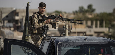 Ein von den USA unterstützter Kämpfer der Syrischen Demokratisch...