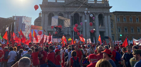 Protestsignal und Mobilisierungskraft: Rotes Fahnenmeer am Sonna...