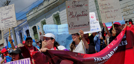 Protestierende Studenten fordern am Sonnabend in Guatemala-Stadt... Protestierende Studenten fordern am Sonnabend in Guatemala-Stadt...