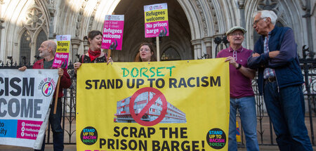 Stand-Up-To-Racism-Aktivisten protestieren Abschiebungen vor dem... Stand-Up-To-Racism-Aktivisten protestieren Abschiebungen vor dem...