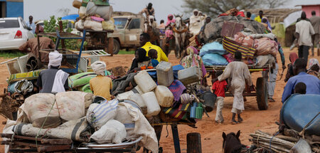 Sudanesische Flüchtlinge beim Grenzübertritt in den Tschad (Adre...
