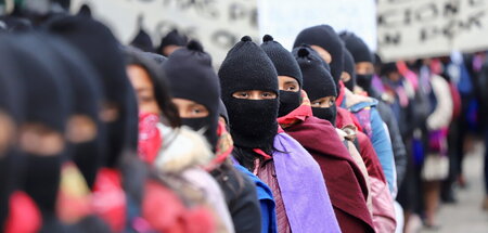 Antikoloniale Demonstration der Zapatistischen Nationalen Befrei... Antikoloniale Demonstration der Zapatistischen Nationalen Befrei...