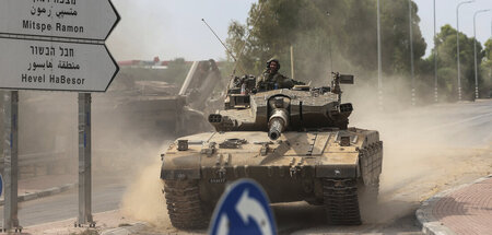 Israelischer Panzer an der Grenze zum Gazastreifen am Dienstag Israelischer Panzer an der Grenze zum Gazastreifen am Dienstag