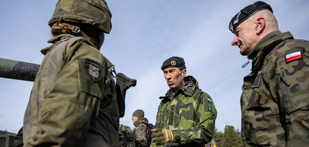 Dialoge am Schießstand: Polens Oberbefehlshaber General Rajmund ... Dialoge am Schießstand: Polens Oberbefehlshaber General Rajmund ...
