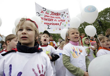 Heute wird gestreikt: Kinder unterstützen ihre Erzieherinnen Heute wird gestreikt: Kinder unterstützen ihre Erzieherinnen