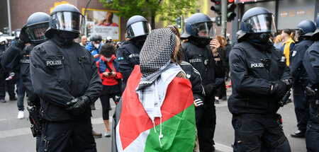 Teilnehmerin der Revolutionären 1. Mai-Demonstration mit einer P