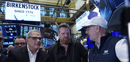 »Überkommener Markenkern«: Birkenstock-CEO Oliver Reichert (Mitt... »Überkommener Markenkern«: Birkenstock-CEO Oliver Reichert (Mitt...