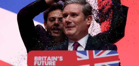 Labour-Party: Keir Starmer im Konfetti-Regen Labour-Party: Keir Starmer im Konfetti-Regen