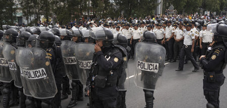 Aufmarsch von Polizisten auf einer blockierten Straße in Guatema