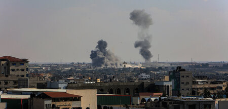 Rauchsäulen nach einem israelischen Luftangriff am Rafah-Grenzüb