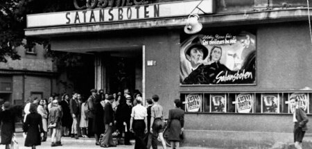 Warten auf den »Satansboten«: Zuschauer vorm Berliner Kino »Cosi...