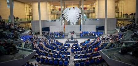 Großes Zusammenrücken: Volles Plenum während der Regierungserklä... Großes Zusammenrücken: Volles Plenum während der Regierungserklä...