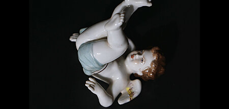 Dieser gefallene Engel aus italienischem Porzellan ist aus der P...