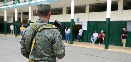 Vom Militär bewacht: Abstimmung über Präsidentschaft in Guayaqui...