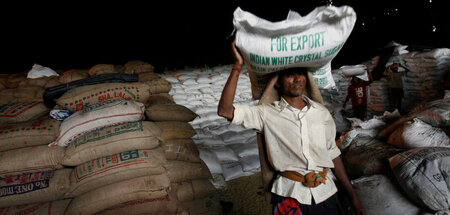 Exportstop verhängt: Arbeiter mit Sack voll Zucker im indischen ...