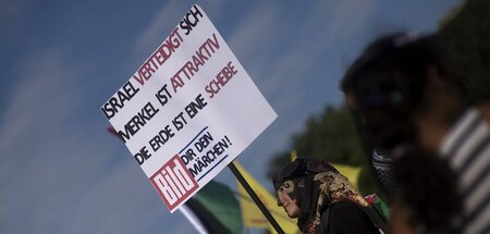 Bild erzählt Märchen: Menschen aus Palästina demonstrieren (Berl...