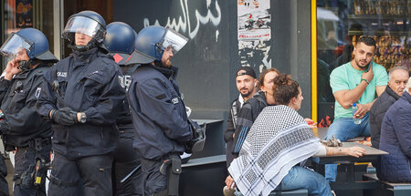 Beamte am Freitag in Berlin-Neukölln, um Palästina-solidarische ... Beamte am Freitag in Berlin-Neukölln, um Palästina-solidarische ...